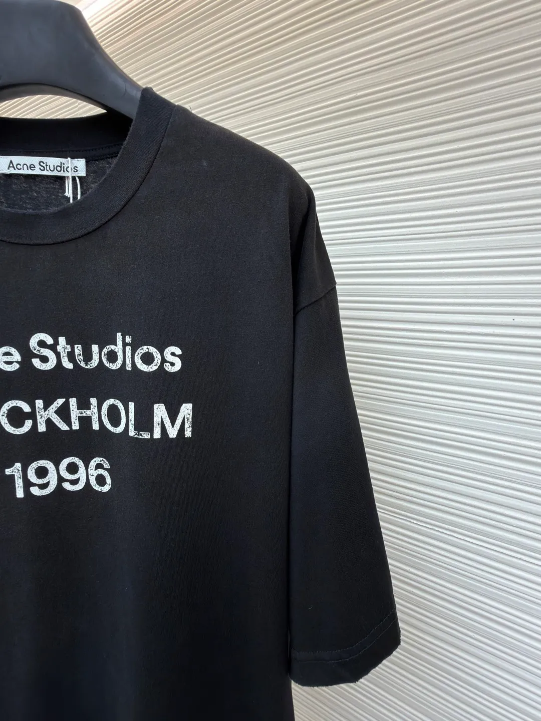 Acne Studios 1966 mud-dyed washed distressed short-sleeve ●Original version: purchased and developed for 2800 ●Item number: 1682356-X95 ●Fabric: cloud velvet ski-like cotton fabric ●Technology: glue printing ●Color: black ●Version: fitted version ●Weight: about 215 grams ●Size: S-M-L-XL ●Description: Made of ultra-soft pure cotton fabric, garment-dyed, washed and distressed, the chest part has a dirty feel, and the lower part shows a gradient effect. The neckline is slightly frayed to better fit the overall tone. The overall line is straight and delicate, the fabric is comfortable and soft, and the color is consistent without color difference. It can be matched with the same style to create a fashionable look and control various occasions. Customized accessories, complete with three standards, the same style for men and women!
